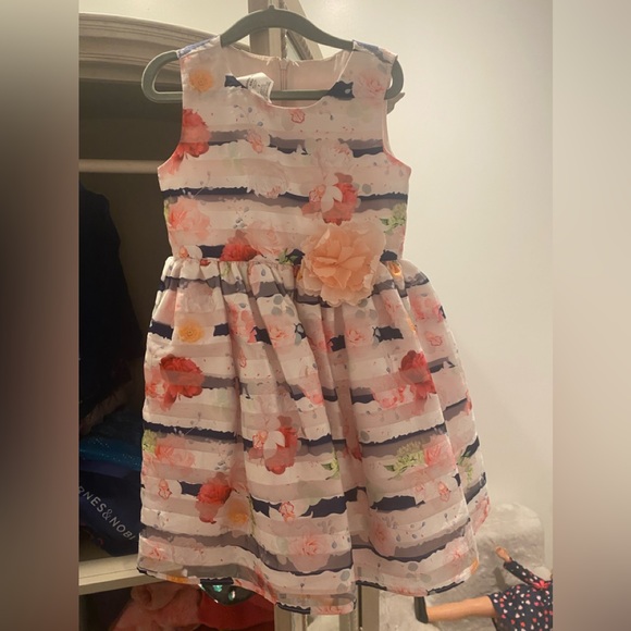 Macy’s size 5 girls gorgeous flower dress - Picture 2 of 2